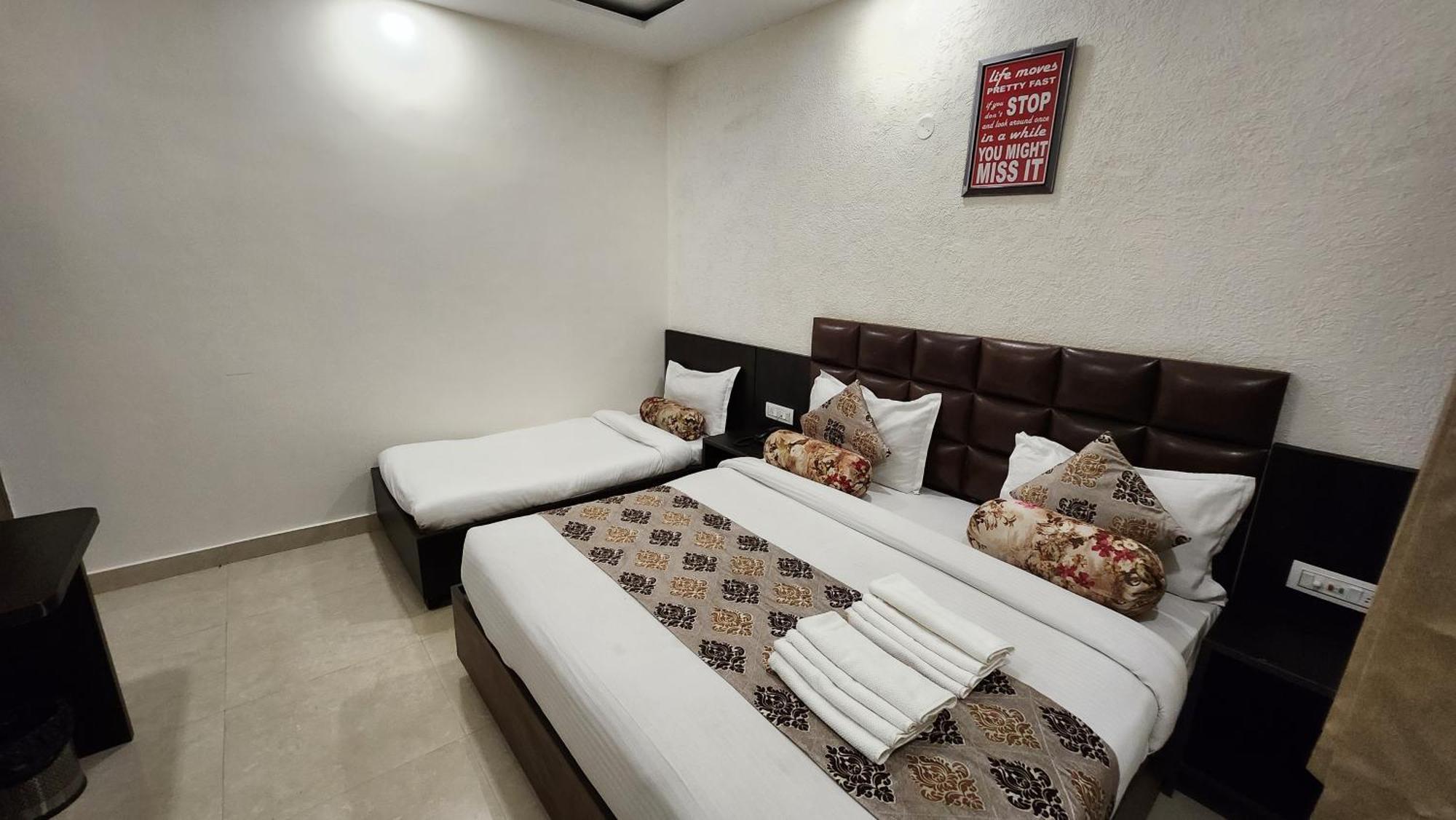 Hotel Krishna'S Near Golden Temple Амритсар Экстерьер фото